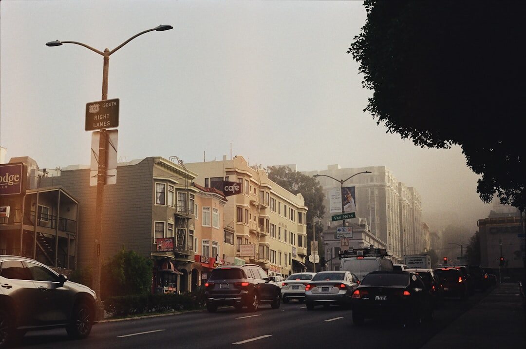 Book cover illustration of a foggy unmarked street sign for a detective novel titled La Calle Sin Nombre
