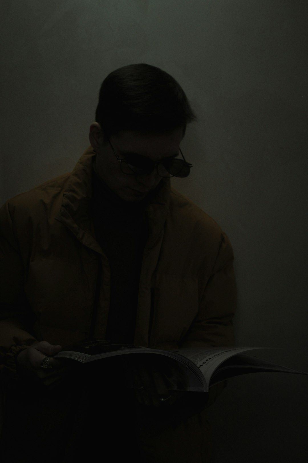 detective reading book